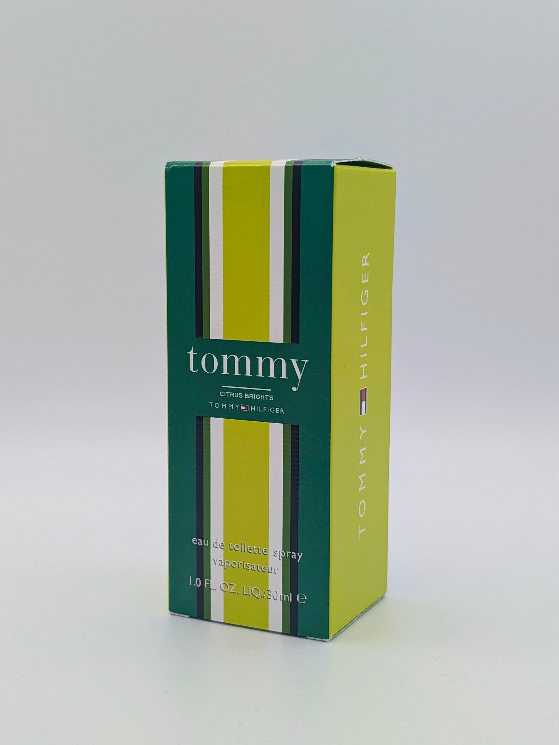 Tommy Hilfiger Citrus Brights Verpackung, leicht seitlich stehend auf weißem Hintergrund.