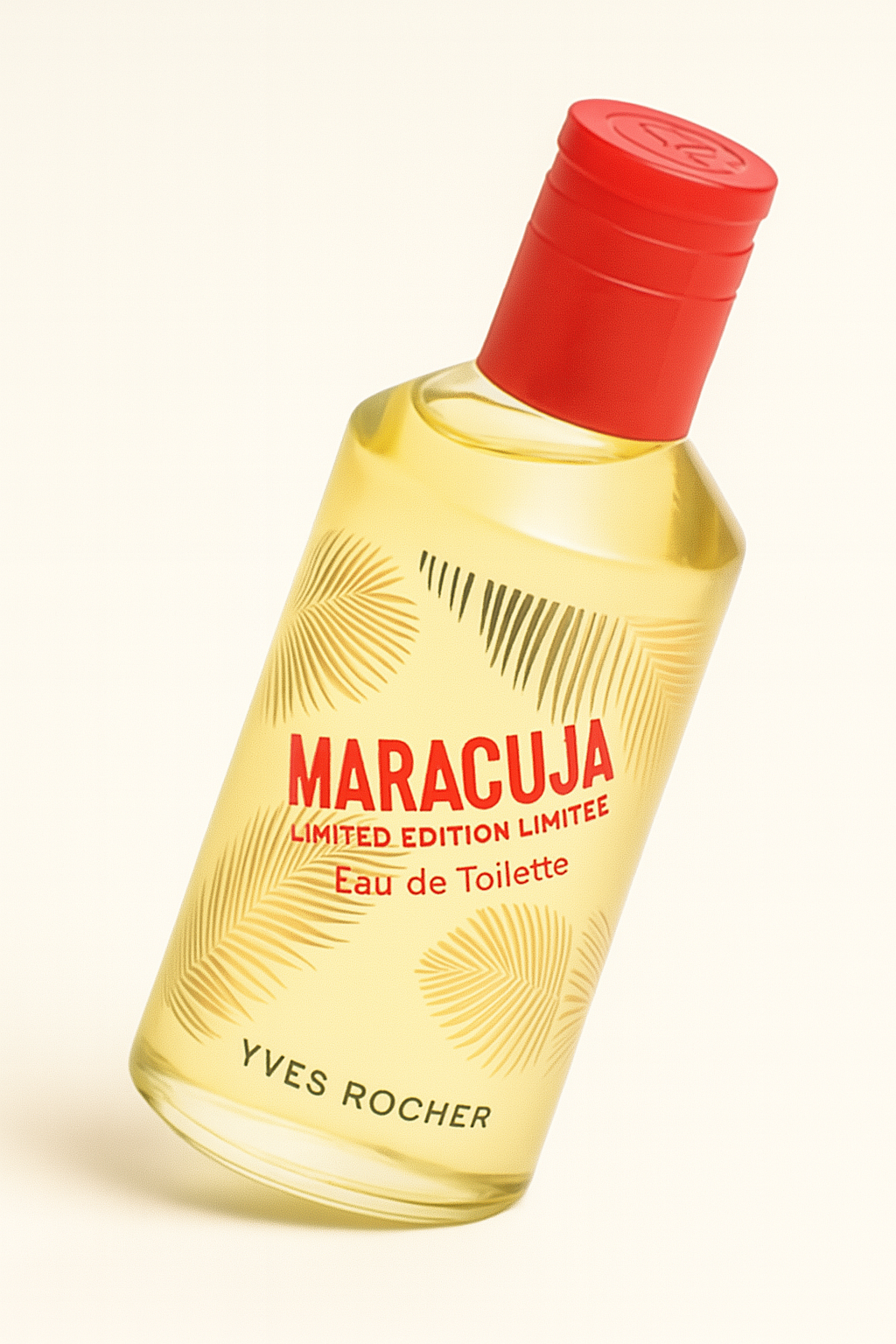 Ein rundes, nach hinten geneigtes Flakon des Yves Rocher „Maracuja Eau de Toilette – Limited Edition“ steht auf einem hellen Hintergrund. Die transparente Flasche zeigt eine goldgelbe Flüssigkeit, rote Schrift und palmblattartige Muster. Der rote Deckel rundet das sommerlich-frische Design ab. Ein weicher Schatten fällt nach rechts unten.