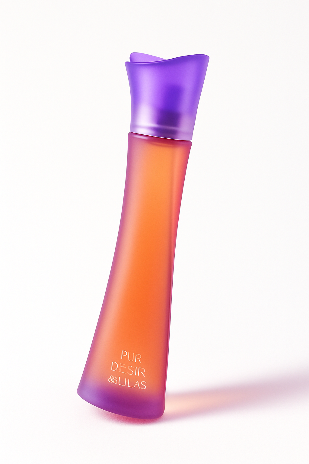Ein schlankes, nach hinten gekipptes Parfümflakon mit orange-lila Farbverlauf steht aufrecht vor weißem Hintergrund. Es wirft einen sanften, farblich reflektierenden Schatten. Aufschrift: „Pur Désir de Lilas“.
