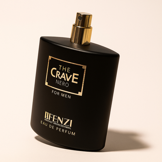 Ein Eau de Parfum-Flakon von "The Crave Nero" für Herren der Marke J.Fenzi ist in leicht geneigter Perspektive dargestellt. Die matte, schwarze Flasche mit goldener Sprühkappe steht auf neutralem Hintergrund und wirft einen weichen, natürlichen Schatten. Die goldene Beschriftung ist deutlich sichtbar.