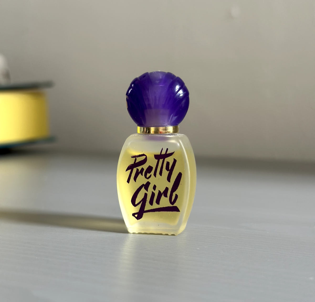 Pretty Girl Mini-Flakon auf neutralem Grund.