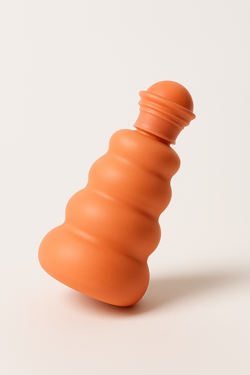 Ein leicht zur Seite geneigtes, korallenfarbenes Parfumflakon mit organischer, wellenförmiger Form steht auf einem neutralen Hintergrund. Das Flakon reflektiert sanftes Licht und wirft einen dezenten, natürlichen Schatten. Es besitzt eine matte Oberfläche mit rundem Verschluss und ist stilvoll und minimalistisch inszeniert.