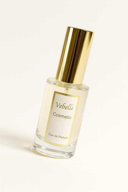 Ein durchsichtiges Parfumflakon „Vebellé Cosmetic Eau de Parfum“ steht leicht zur Seite geneigt auf hellem Untergrund. Die goldene Kappe reflektiert das Licht, das Etikett ist gut lesbar und das Flakon wirft einen weichen Schatten.